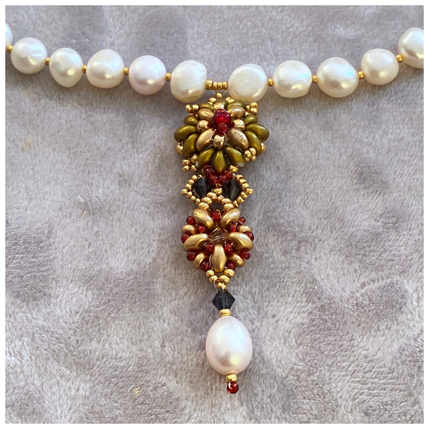 Elizabethan style necklace with  cultured pearls